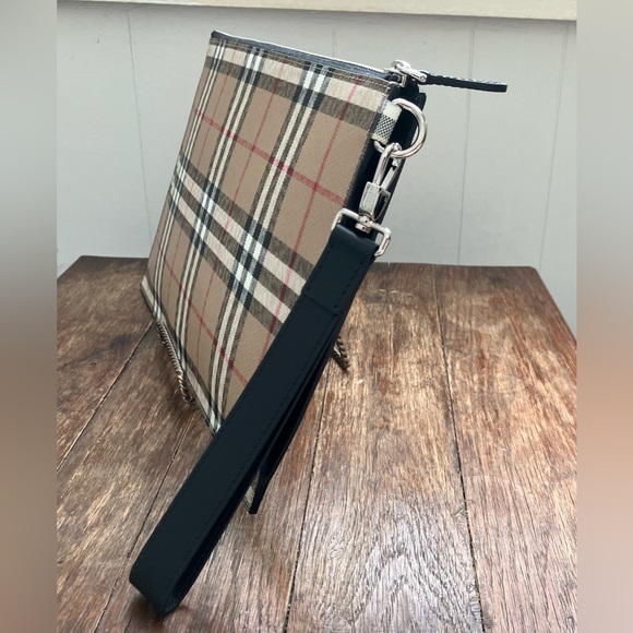 Authentic Burberry Novacheck Clutch Wristlet NWT - Picture 6 of 9